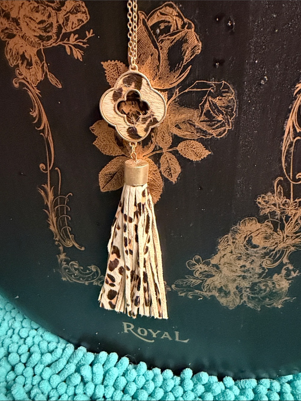 ❣️5/$25❣️Clover Gold Tassel Pendant Necklace with Cream Leopard Tassel. 🆕 - Picture 2 of 3